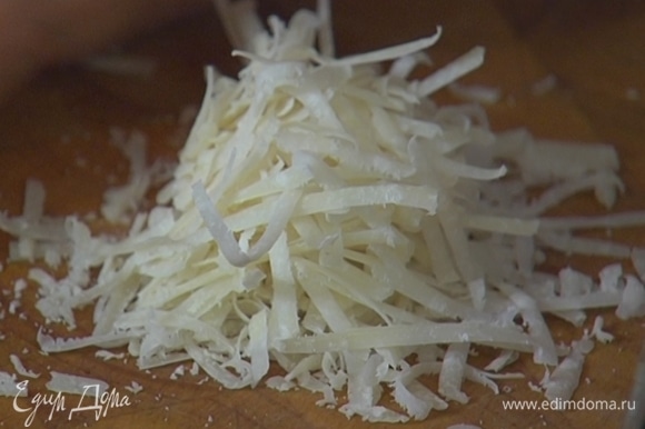Сыр натереть на крупной терке.