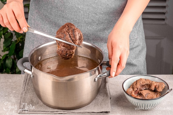 Достаньте из бульона большую часть мякоти мяса и остудите его.