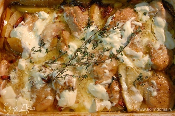 Перед подачей смазать курицу сметаной и посыпать листьями тимьяна.