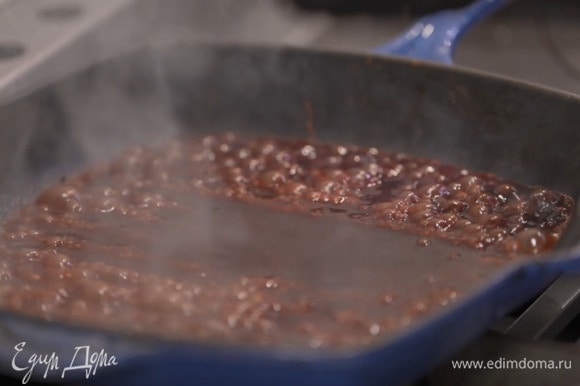 В сковороду, где жарилось мясо, выложить сливочное масло, джем, влить бальзамический уксус, все перемешать и залить получившимся соусом мясо.