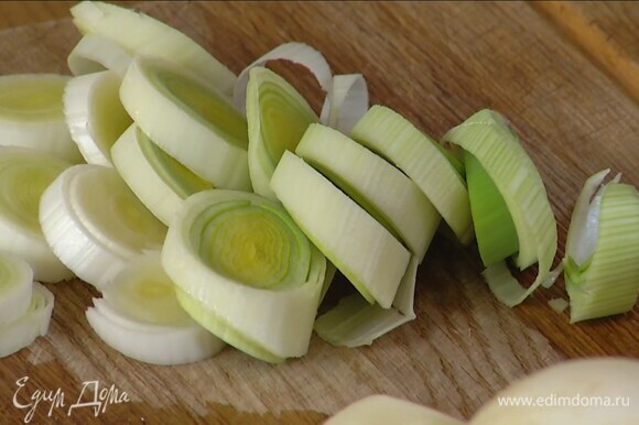 Светлую часть порея нарезать кольцами.