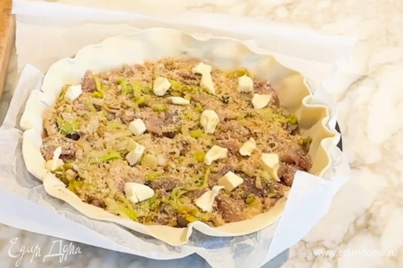 Оставшееся сливочное масло нарезать кусочками и выложить на сухари.
