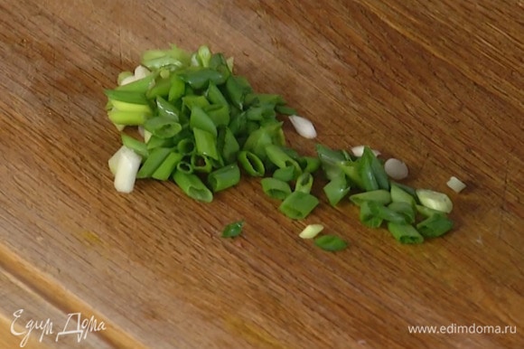 Зеленый лук тонко порезать наискосок.