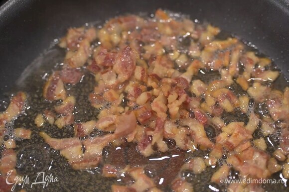 Грудинку нарезать маленькими кубиками и обжаривать на разогретой сковороде до появления золотистой корочки.