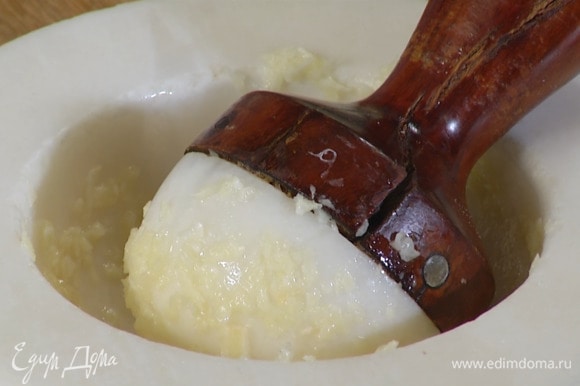 Чеснок почистить и растереть в ступке с солью.