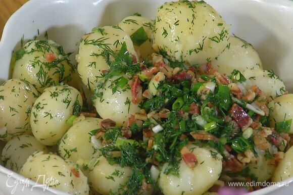 Добавить обжаренную грудинку, зелень и чеснок, все посолить и перемешать.
