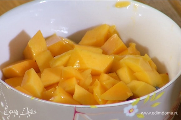 Манго, очистив от кожуры, нарезать кубиками.