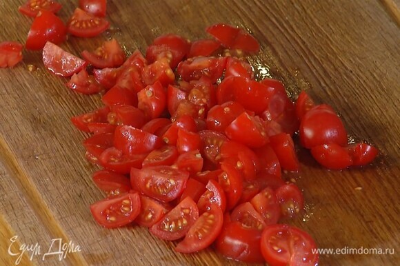 Черри разрезать на 4 части.