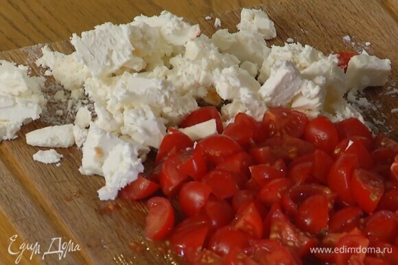 Фету нарезать маленькими кусочками.