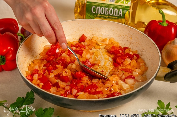 Добавьте нарезанные помидоры и тушите 10 минут, пока масса не станет мягкой.