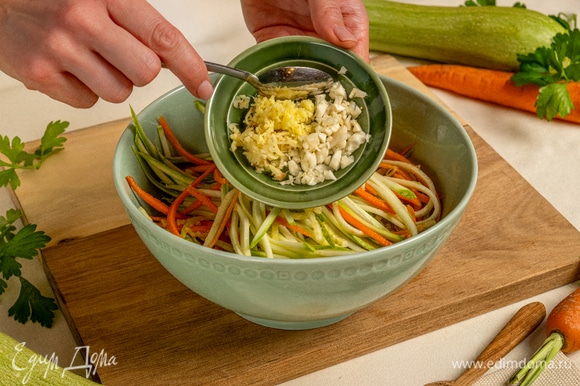 Соедините ингредиенты в большой миске, добавьте мелко нарубленный чеснок и натертый свежий имбирь.