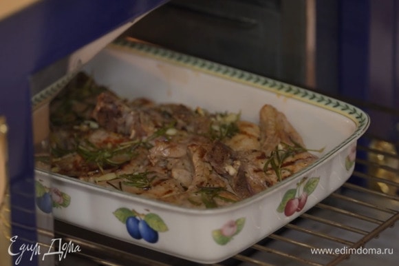 Поставить форму в духовку, понизить температуру до 160°С и запекать котлетки 20 минут.