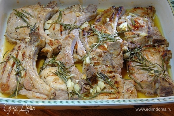 Готовое мясо полить выделившимся соком.