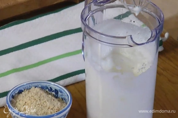 Белки комнатной температуры взбить блендером с насадкой-венчиком в пену, посолить и взбить еще немного, затем, продолжая взбивать, небольшими порциями всыпать сахарную пудру, добавить уксус и крахмал.