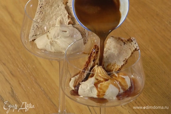 Запеченную меренгу поломать на кусочки и добавить к крему, сверху полить эспрессо.