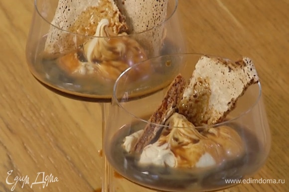 Оставшийся целый фундук слегка порубить ножом и украсить десерт.