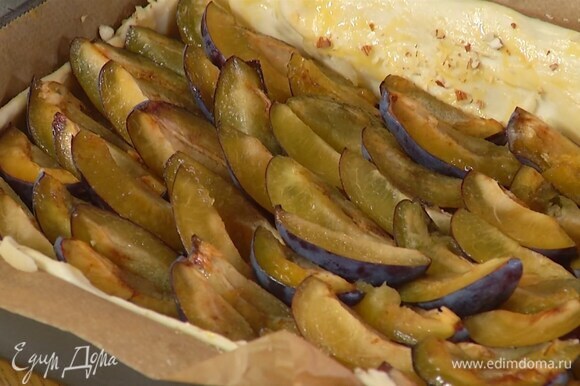 Сливы, удалив косточки, разрезать на 4 части и выложить на тесто с миндалем срезами вверх.