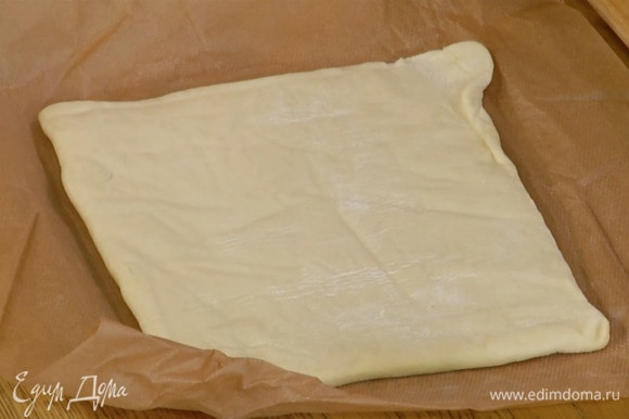 Слоеное тесто предварительно разморозить.