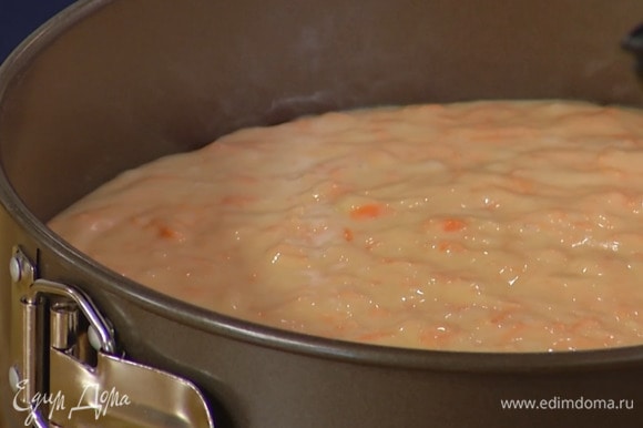 Дно разъемной формы для выстелить бумагой для выпечки, выложить тесто и разровнять.