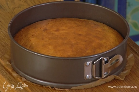 Выпекать пирог в разогретой духовке 50 минут.