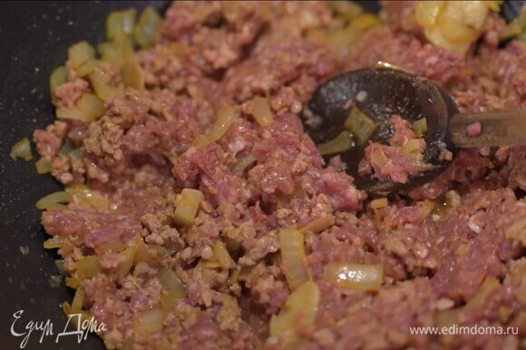 Фарш выложить в сковороду, перемешать с луком и чесноком и обжарить.