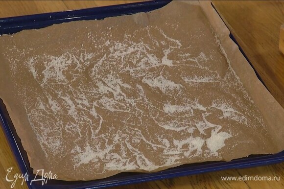 Противень выстелить бумагой для выпечки и посыпать ее 1 ст. ложкой сахара.