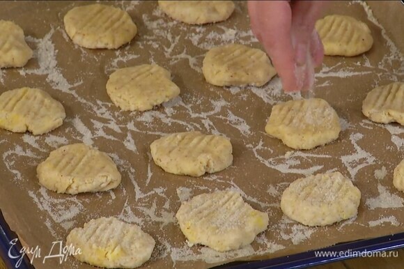 Влажными руками сформировать из теста небольшие лепешки и выложить на противень, вилкой прочертить на них полоски, сверху посыпать оставшимся сахаром.