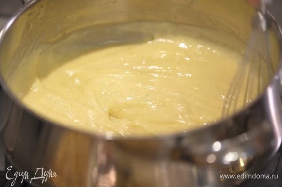 Оставшееся молоко влить в стакан для взбивания, добавить сахар, желтки, муку, крахмал и взбить все блендером с насадкой-венчиком, затем добавить в кастрюлю с горячим молоком и, непрерывно перемешивая, прогревать, пока крем не заварится. Выключить огонь и перемешивать еще некоторое время.