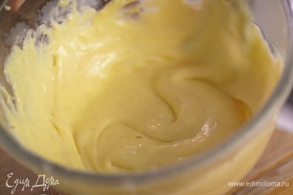 Добавить в крем теплое сливочное масло и все перемешать, накрыть поверхность крема пищевой пленкой и дать ему полностью остыть.