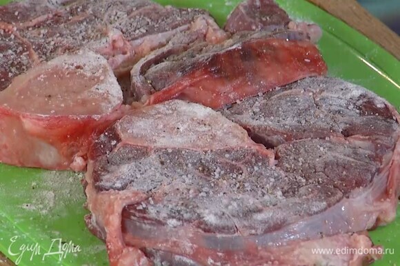 Мясо, надрезав все пленки, присыпать мукой, посолить и поперчить со всех сторон.