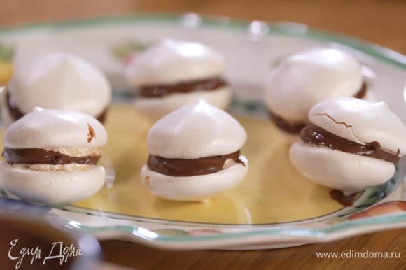Готовые меренги смазать с одной стороны шоколадной пастой и соединить по две шоколадом внутрь.