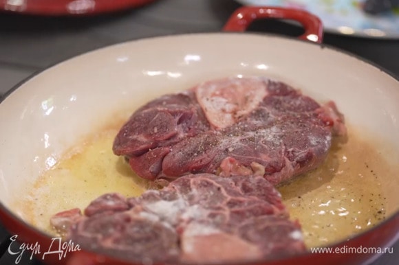 Разогреть в тяжелом сотейнике сливочное и оливковое масло и обжарить мясо, затем переложить на тарелку.