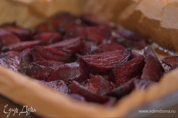 Небольшой противень выстелить бумагой для выпечки, выложить свеклу, полить оливковым маслом, посыпать листьями тимьяна, посолить, поперчить и запекать в разогретой духовке 20–25 минут.