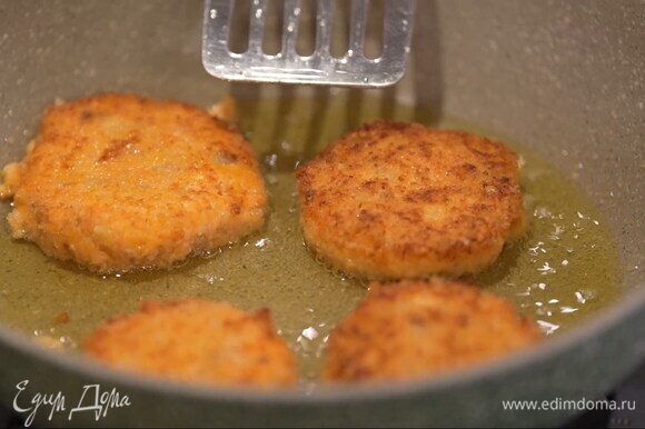 Разогреть в тяжелой сковороде растительное масло и пожарить котлеты до готовности.