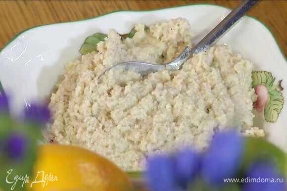 Приготовить соус таратор: чеснок почистить и выложить в чашу блендера, добавить орехи, хлебный мякиш без корки, молотый чили и соль, влить оливковое масло, 100–120 мл воды и все взбить.