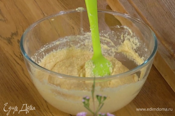 Сливочную массу переложить в глубокую миску, всыпать манку, разрыхлитель, влить лимонный сок и все вымешать, затем добавить йогурт и еще раз перемешать.