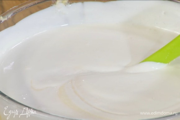 Оставшиеся сливки взбить блендером с насадкой-венчиком, влить в тесто и перемешать лопаткой.