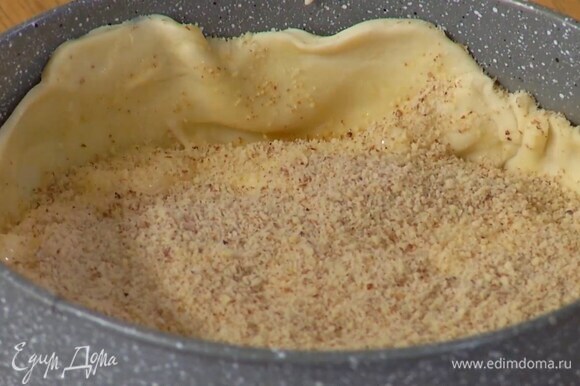 Яйцо перемешать с молоком и солью, смазать тесто в форме и посыпать 1–2 ст. ложками молотого миндаля, затем выложить заварной крем и посыпать 1–2 ст. ложками миндаля.