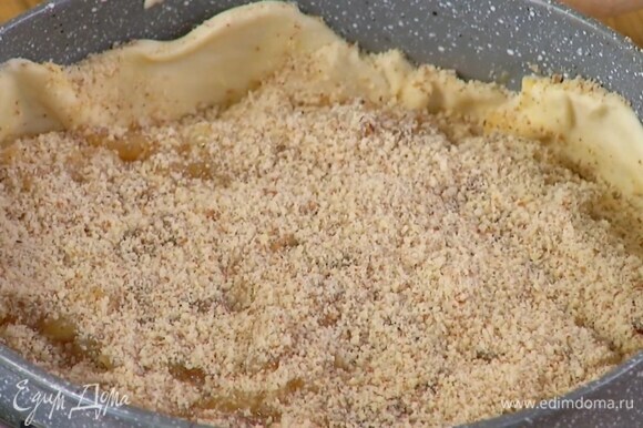 Карамельные яблоки выложить на крем, равномерно распределить и посыпать оставшимся миндалем.