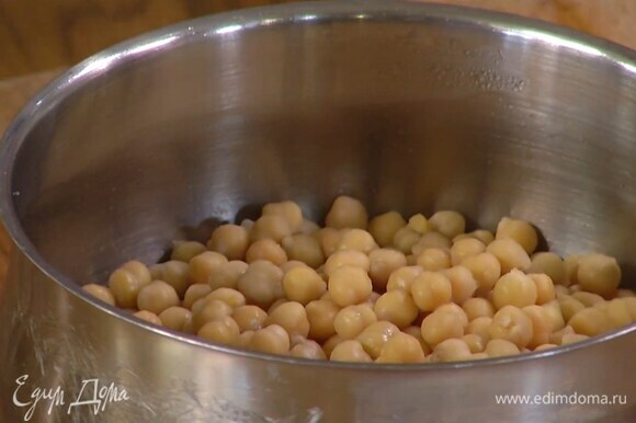 Нут замочить на ночь с содой, затем промыть и отварить без соли.