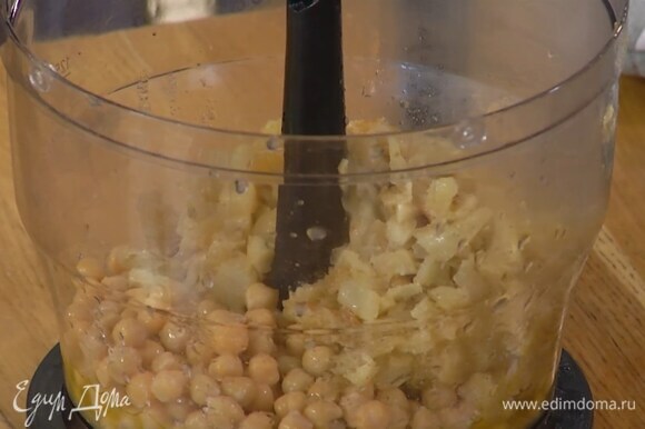Отваренный нут выложить в чашу блендера, добавить фенхель с луком и чесноком, все посолить и измельчить в пюре.