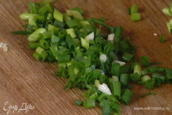 Зеленый лук тонко нарезать наискосок.