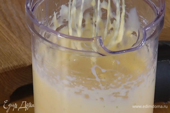 Приготовить крем: желтки и цедру лайма взбить блендером с насадкой-венчиком, затем, продолжая взбивать, тонкой струйкой влить сгущенное молоко, лаймовый сок и все взбить.