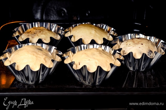 Выпекайте в разогретой духовке при температуре 190°C 30 минут.