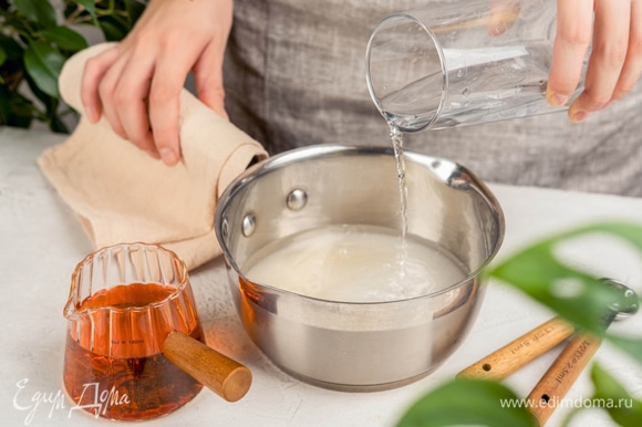 Сделайте пропитку: соедините воду с сахаром. Проварите до растворения сахара. Добавьте ром и окуните булочки в пропитку на 10 секунд.