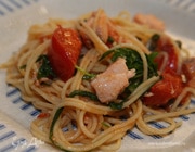 Спагетти с семгой, руколой и помидорами