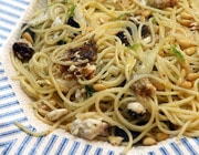 Спагетти с рыбой, изюмом и кедровыми орешками