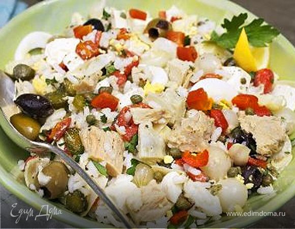 Салат с тунцом, овощами и оливками