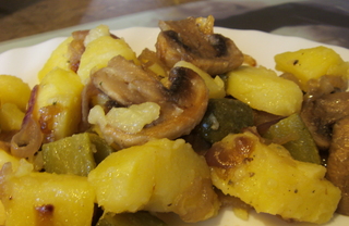 Рецепт Картофельный салат с солеными огурцами и грибами