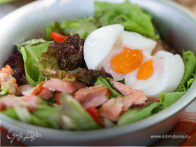 Зеленый салат с яйцом, рыбой и креветками